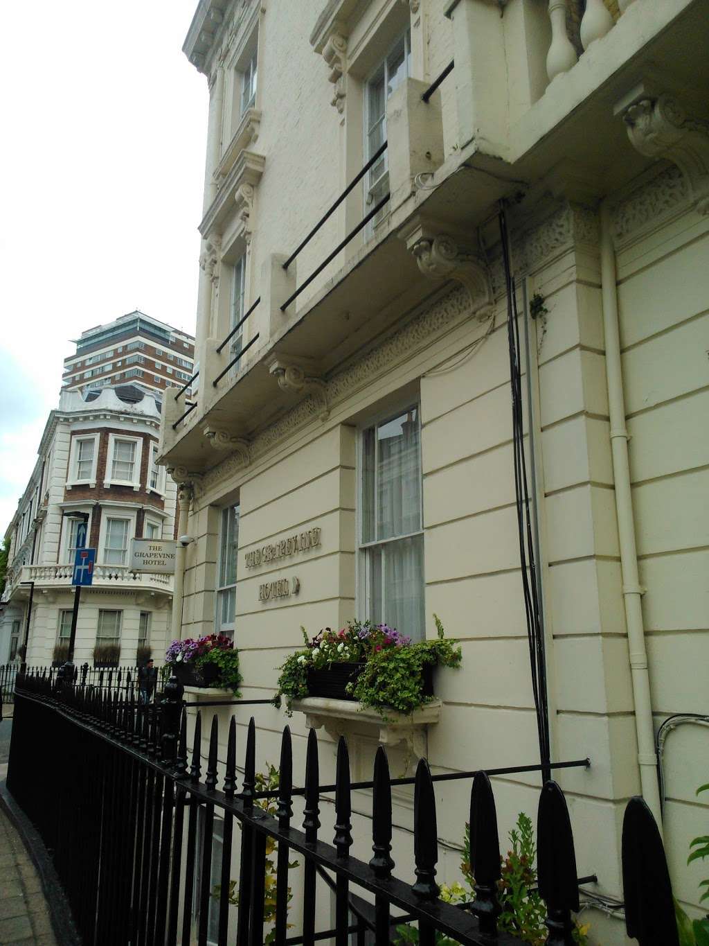 Grapevine Hotel | 117 Warwick Way, Pimlico, London SW1V 4HT, UK | Phone: 020 7834 0134