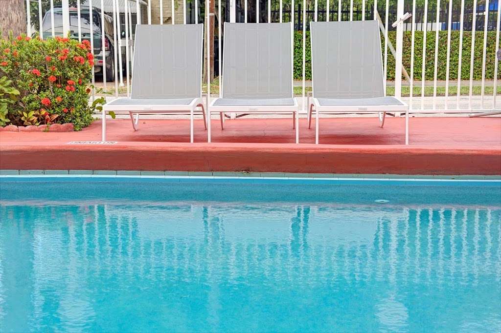 Travelodge by Wyndham Fort Lauderdale | 1251 E Sunrise Blvd, Fort Lauderdale, FL 33304, USA | Phone: (954) 763-6601