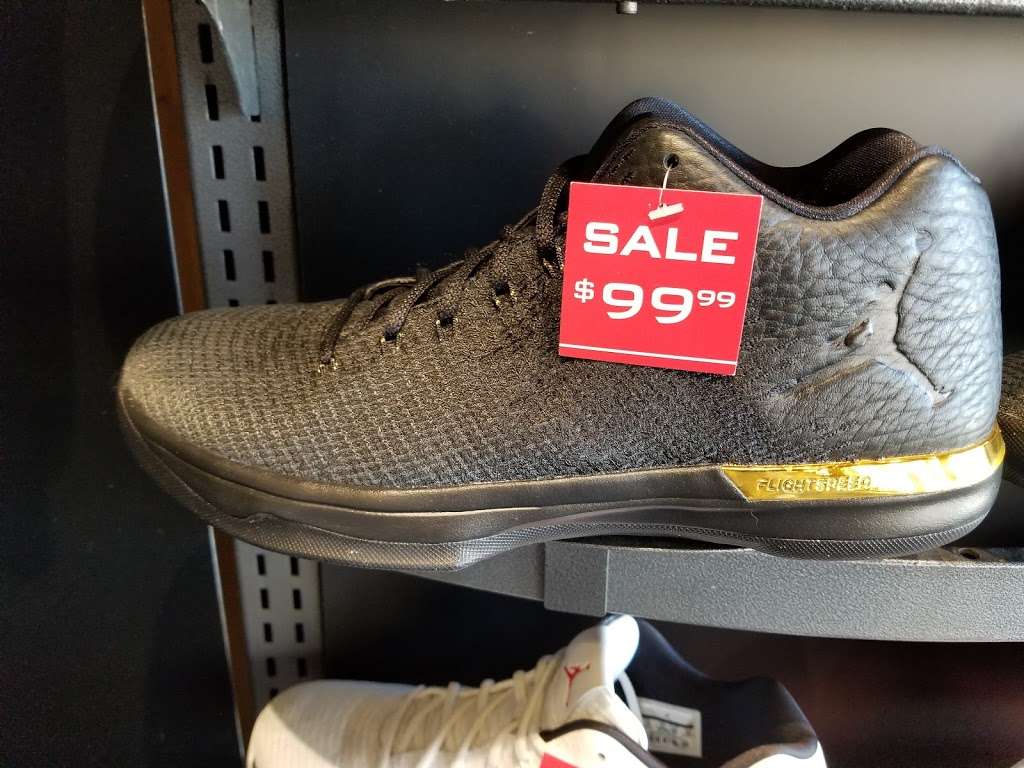 Foot Locker | 4629 W Cermak Rd, Cicero, IL 60804, USA | Phone: (708) 652-6791