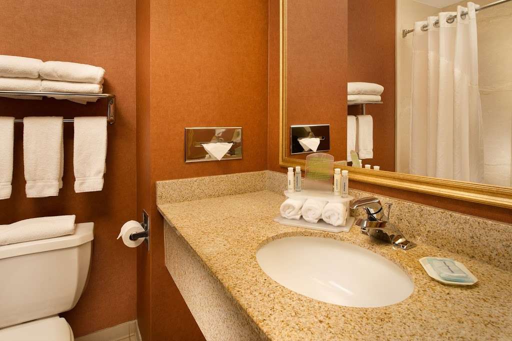 Holiday Inn Express & Suites Chambersburg | 1097 Wayne Ave, Chambersburg, PA 17201, USA | Phone: (717) 709-9009