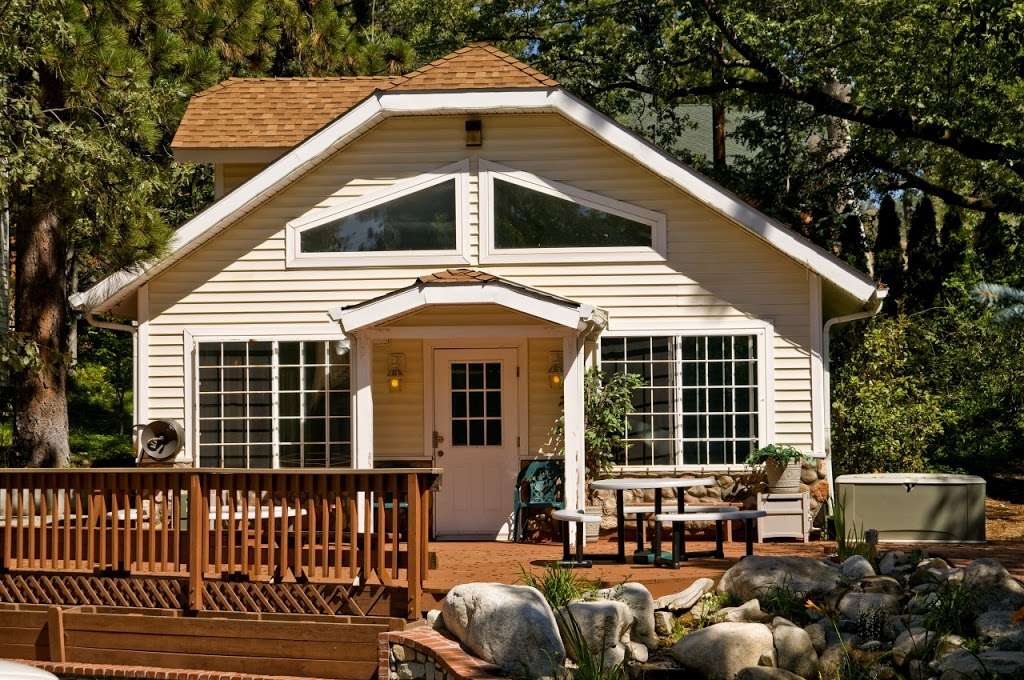 Giant Oaks Lodge | 32180 Hilltop Blvd, Running Springs, CA 92382, USA | Phone: (909) 867-2231