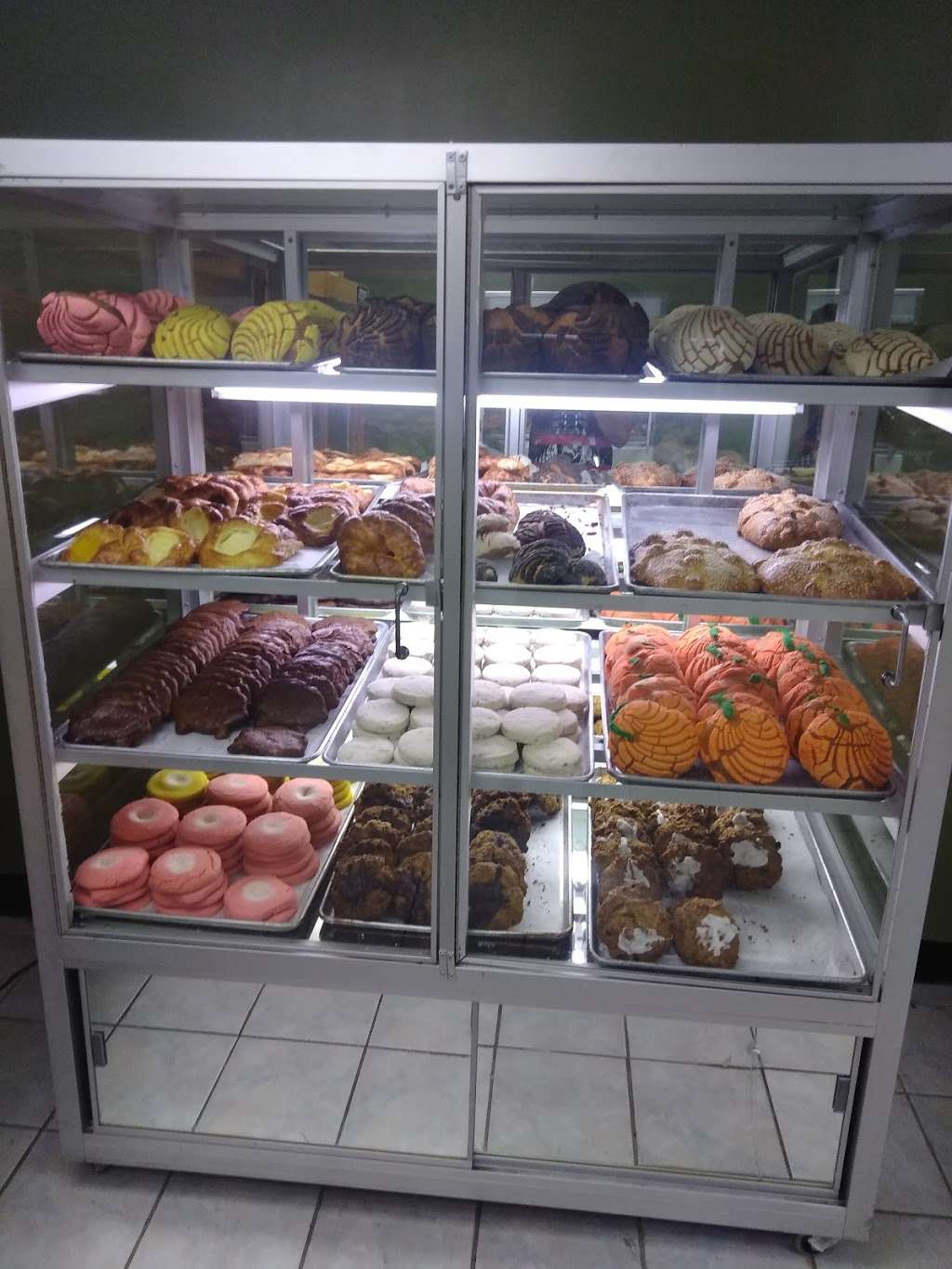 Daisys Bakery And Restaurant | 14020-14098, S Wood St, Dixmoor, IL 60426, USA | Phone: (708) 631-2028