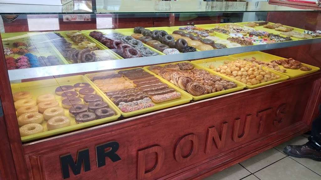 Mr Donuts | 1704 S Chambers Rd, Aurora, CO 80017 | Phone: (303) 745-0255