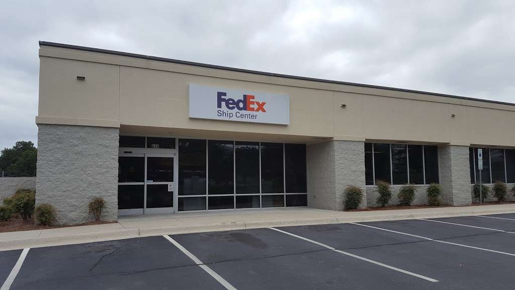 FedEx Ship Center | 626 Eagleton Downs Dr, Pineville, NC 28134, USA | Phone: (800) 463-3339