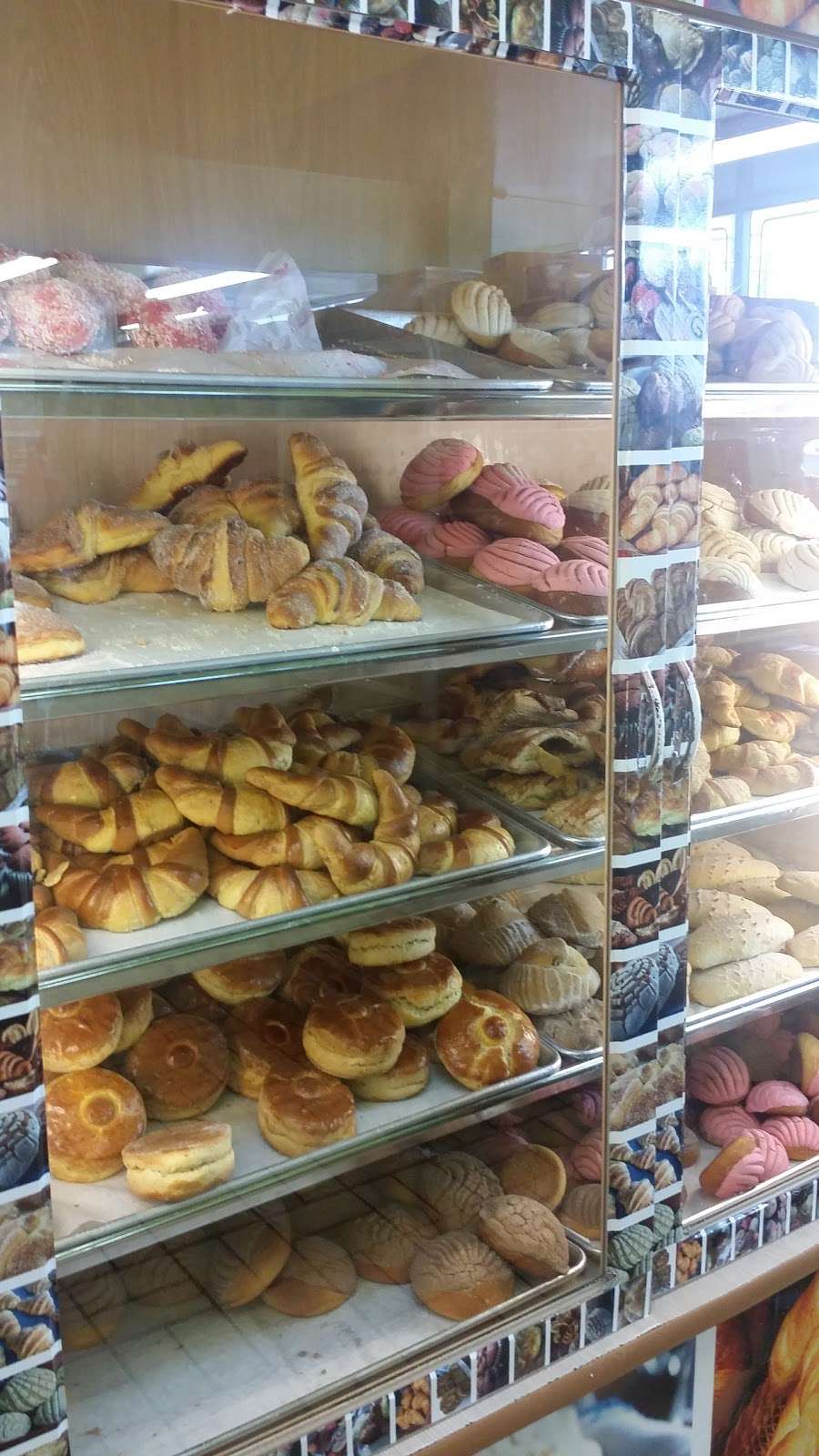 Panaderia Dos Aguilas | 5945 Whittier Blvd, Los Angeles, CA 90022 | Phone: (323) 721-5784