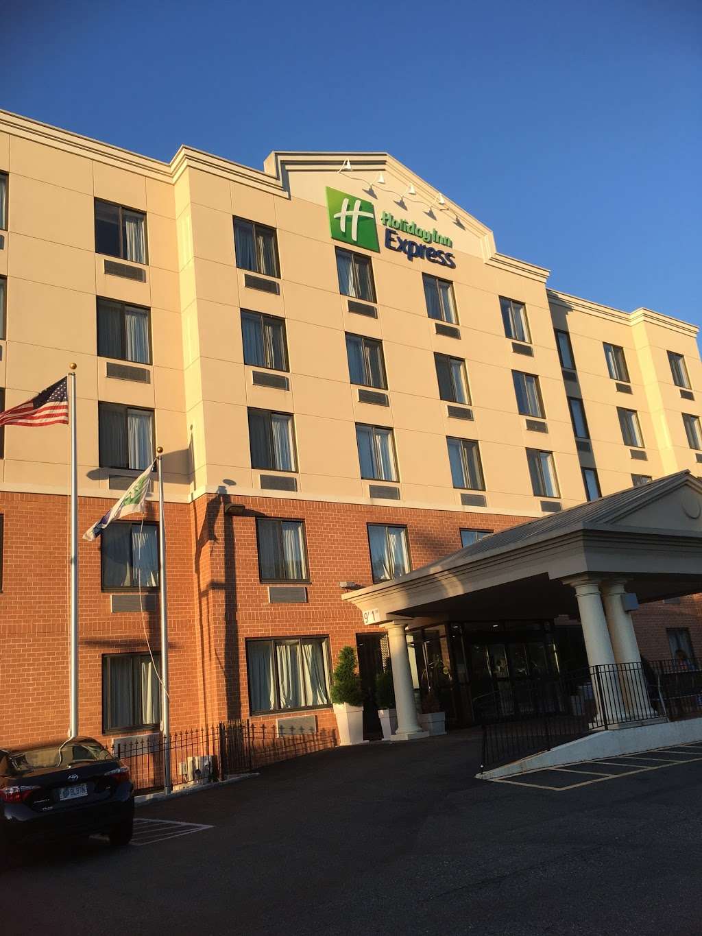 Holiday Inn Express STATEN ISLAND WEST | 300 Wild Ave, Staten Island, NY 10314, USA | Phone: (718) 370-8777