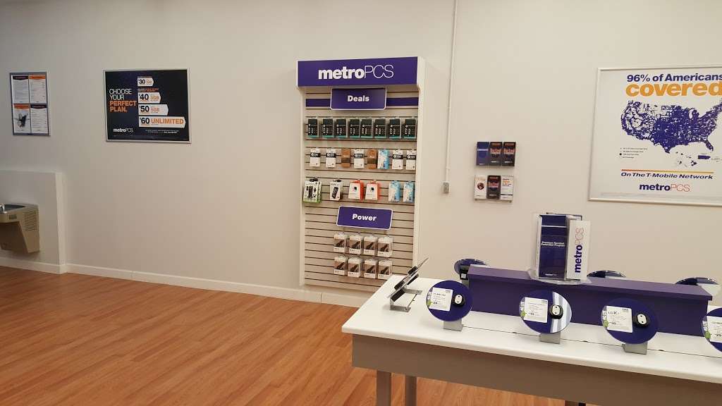 Metro by T-Mobile | 1956 W Peterson Ave, Chicago, IL 60660, USA | Phone: (773) 973-1010