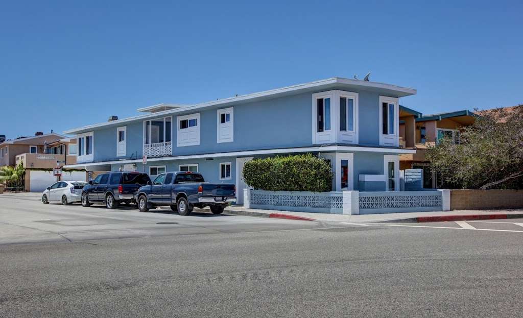 Charming & Fully Stocked Beach Town-House | 111 19th St, Newport Beach, CA 92663, USA | Phone: (949) 662-2980