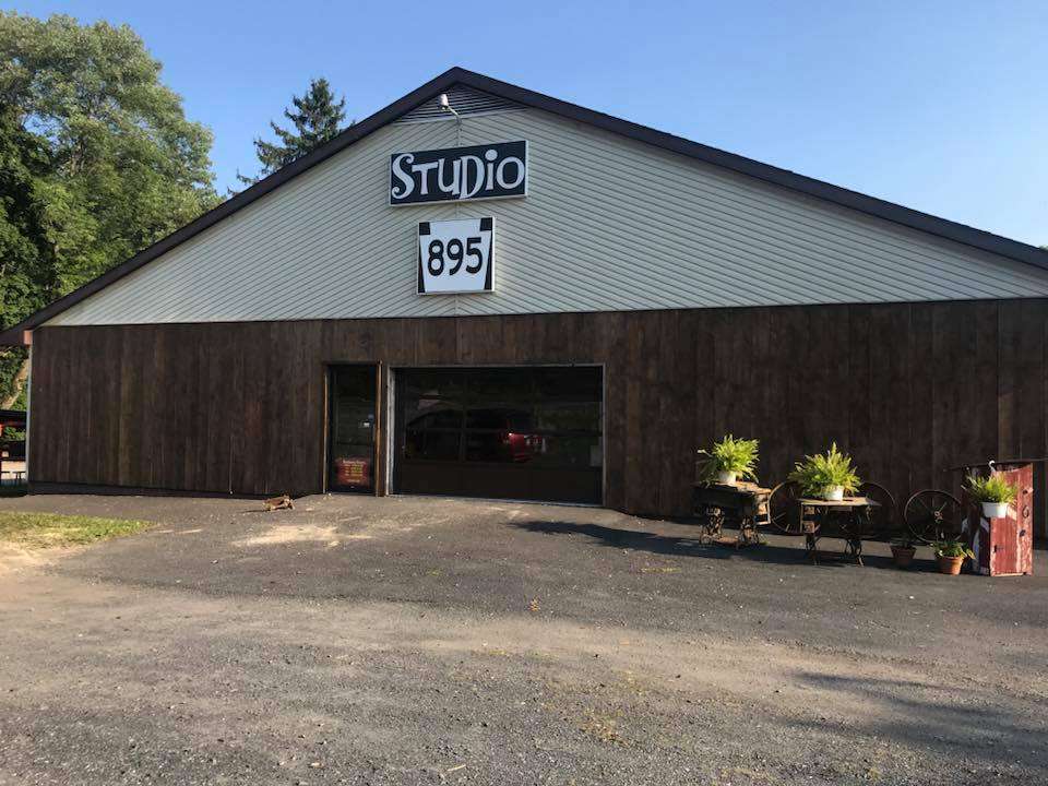 Studio 895 | GPS: 1138, Summer Valley Rd, New Ringgold, PA 17960, USA | Phone: (570) 527-1764