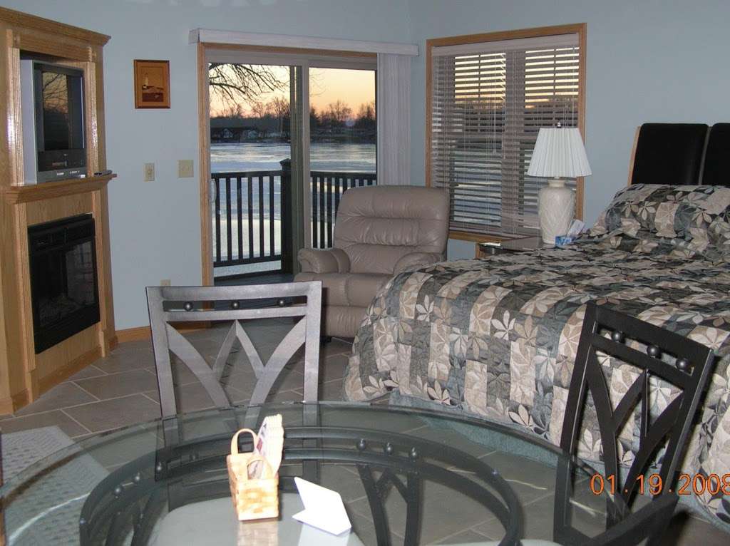 TheLighthouse Lodge B&B on Lake Shafer | 4866 N Boxman Pl, Monticello, IN 47960, USA | Phone: (574) 583-9142