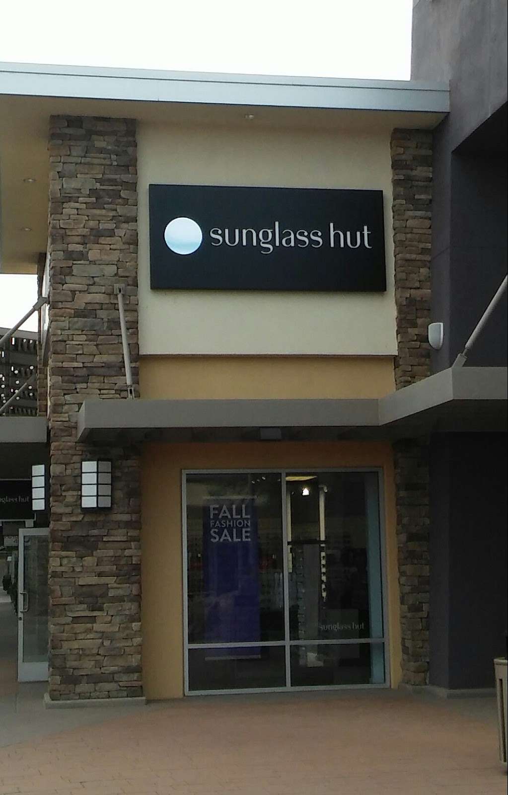 Sunglass Hut | 4976 Premium Outlets Way Ste 434, Chandler, AZ 85226, USA | Phone: (480) 639-1775