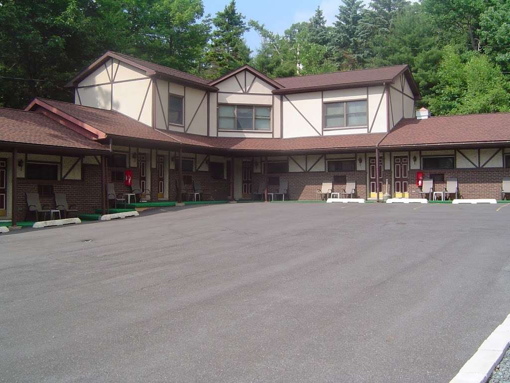 Lake Harmony Inn | 37 N Lake Dr, Lake Harmony, PA 18624, USA | Phone: (570) 722-0522