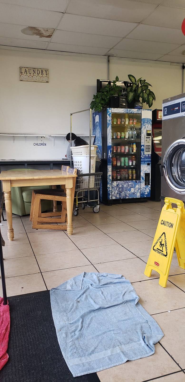 Laundry Laundromat | 2741 N Grand Ave, Santa Ana, CA 92705, USA | Phone: (714) 457-0691