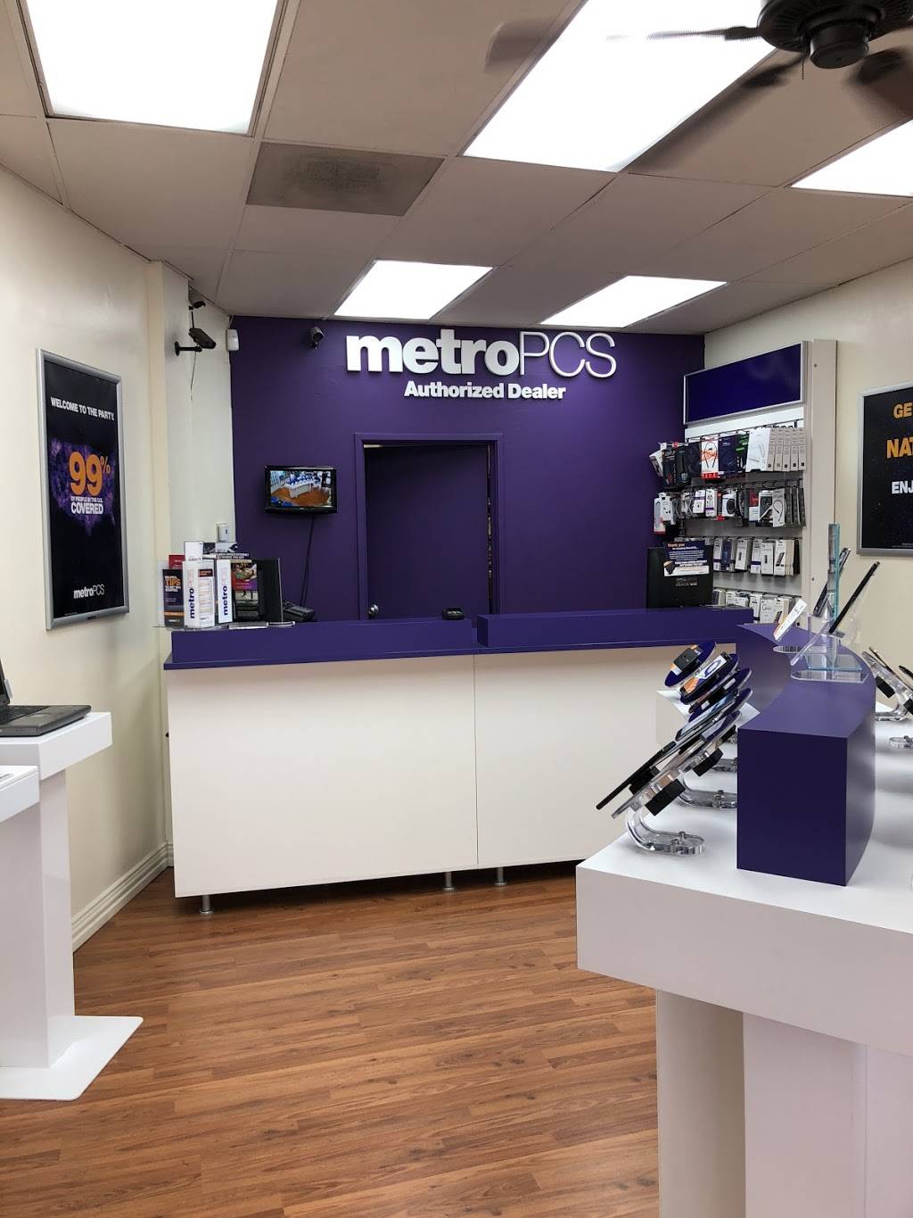 Metro by T-Mobile | 835 NE Green Oaks Blvd, Arlington, TX 76006, USA | Phone: (817) 277-0771