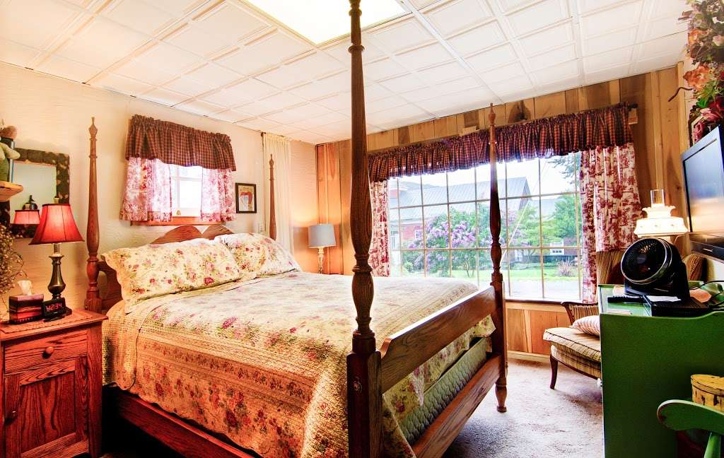 Lily Garden Bed & Breakfast | 701 Washington St, Harpers Ferry, WV 25425, USA | Phone: (304) 535-2657