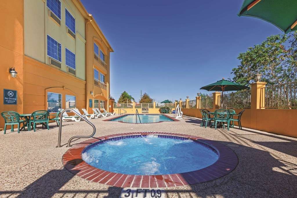 La Quinta Inn & Suites Pearland | 9002 Broadway St, Pearland, TX 77584, USA | Phone: (281) 412-5454
