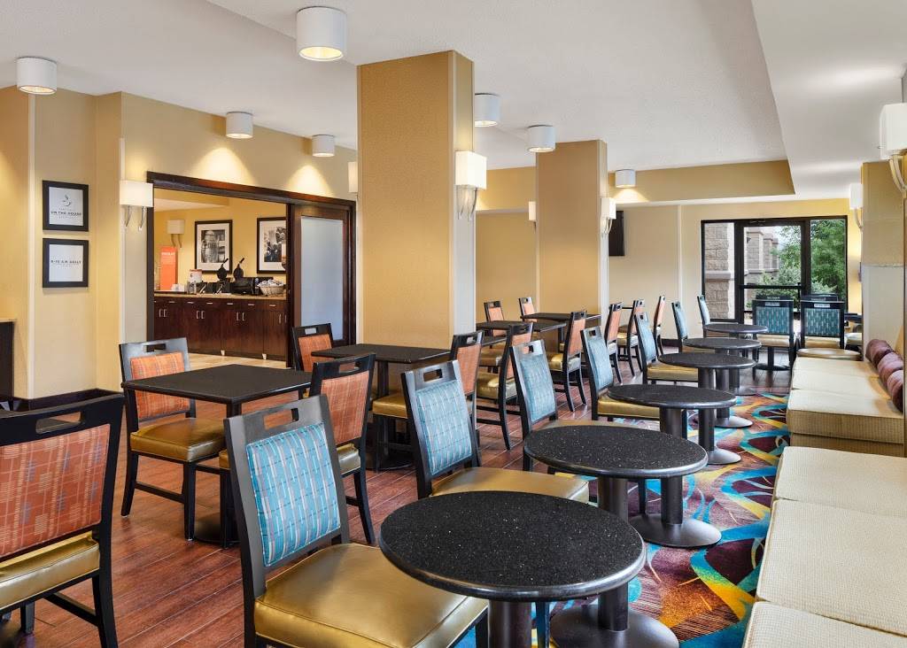 Hampton Inn Dallas-Irving-Las Colinas | 820 W Walnut Hill Ln, Irving, TX 75038, USA | Phone: (972) 753-1232