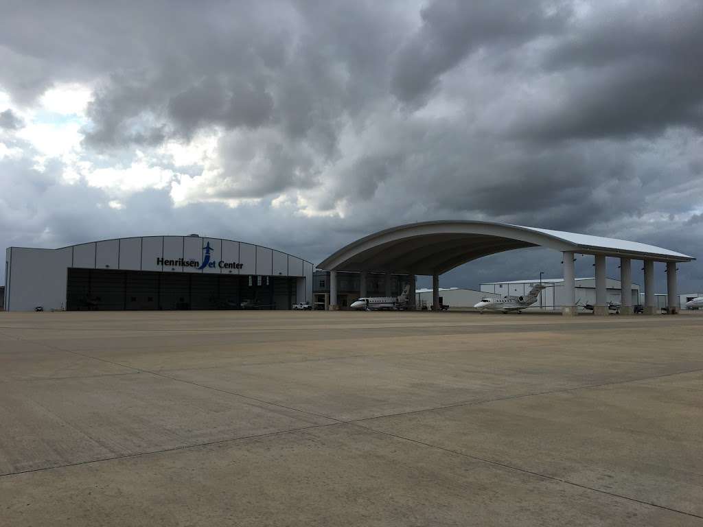 Houston Executive Airport | 1900 Cardiff Rd, Brookshire, TX 77423, USA | Phone: (281) 945-5000