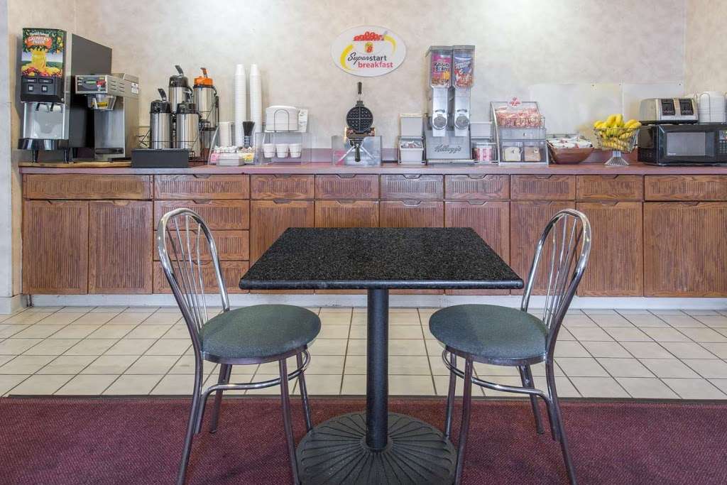 Super 8 by Wyndham Racine | 1150 Oakes Rd, Racine, WI 53406 | Phone: (262) 977-7010