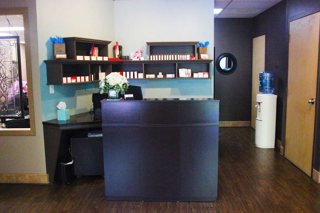 CR Salon | 40 Main St N, Woodbury, CT 06798, USA | Phone: (203) 263-6330