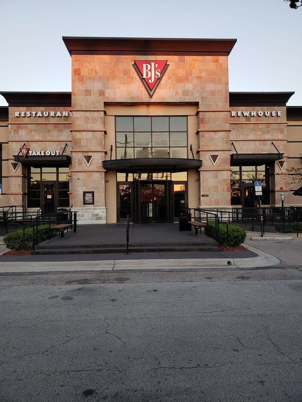 BJs Restaurant & Brewhouse | 2514 W International Speedway Blvd, Daytona Beach, FL 32114, USA | Phone: (386) 226-2005