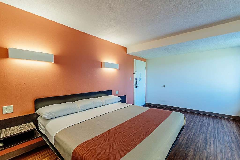 Motel 6 Martinsburg WV | 5595 Hammonds Mill Rd, Martinsburg, WV 25404 | Phone: (304) 274-2181