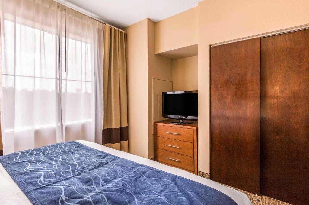 Comfort Inn & Suites IAH Bush Airport - East | 7014 Will Clayton Pkwy, Humble, TX 77338 | Phone: (281) 446-9997