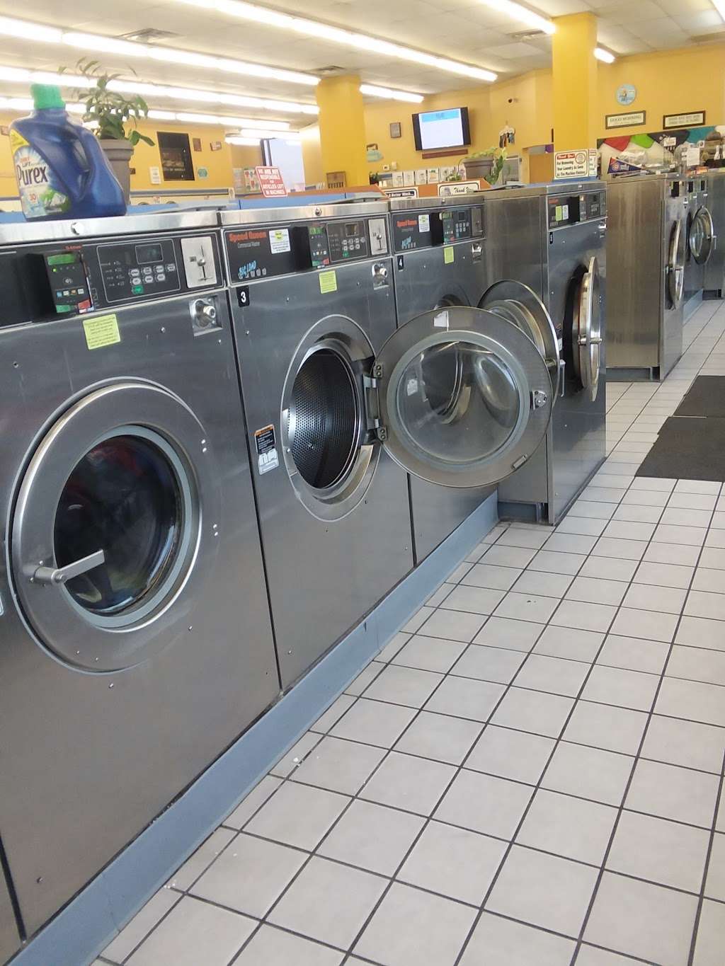 Archer & Central Coin Laundry | 5885 S Archer Ave, Chicago, IL 60638, USA | Phone: (773) 585-0625