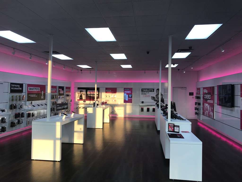 T-Mobile | 4106 N Belt Hwy, St Joseph, MO 64506 | Phone: (816) 617-3700