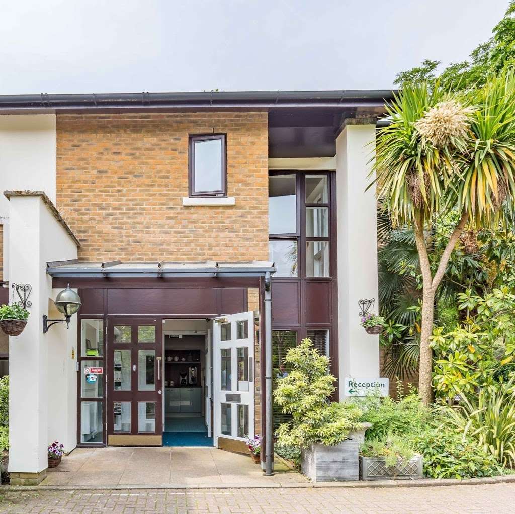 Barchester - Lynde House Care Home | 28 Cambridge Park, Twickenham TW1 2JB, UK | Phone: 020 8892 4772