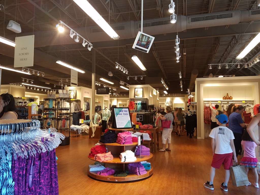 Banana Republic | 1813 Village West Pkwy, Kansas City, KS 66111, USA | Phone: (913) 299-1840