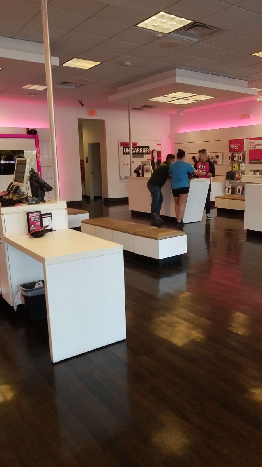 T-Mobile | 9751 Webb Chapel Rd Suite 300, Dallas, TX 75220, USA | Phone: (214) 351-9417