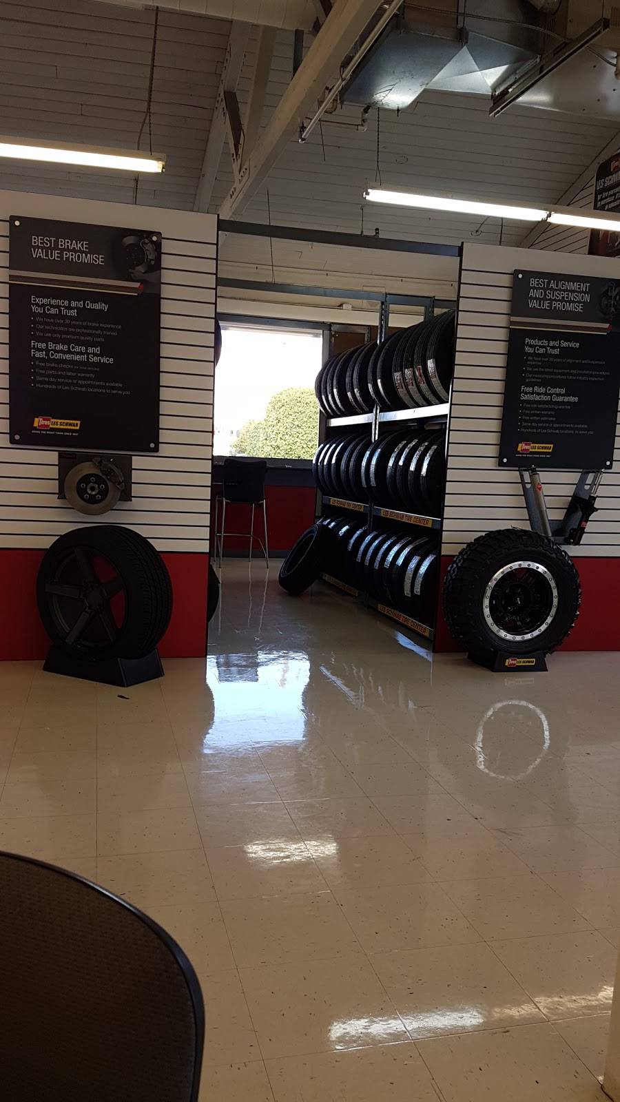 Les Schwab Tire Center | 12215 Aurora Ave N, Seattle, WA 98133, USA | Phone: (206) 367-0402