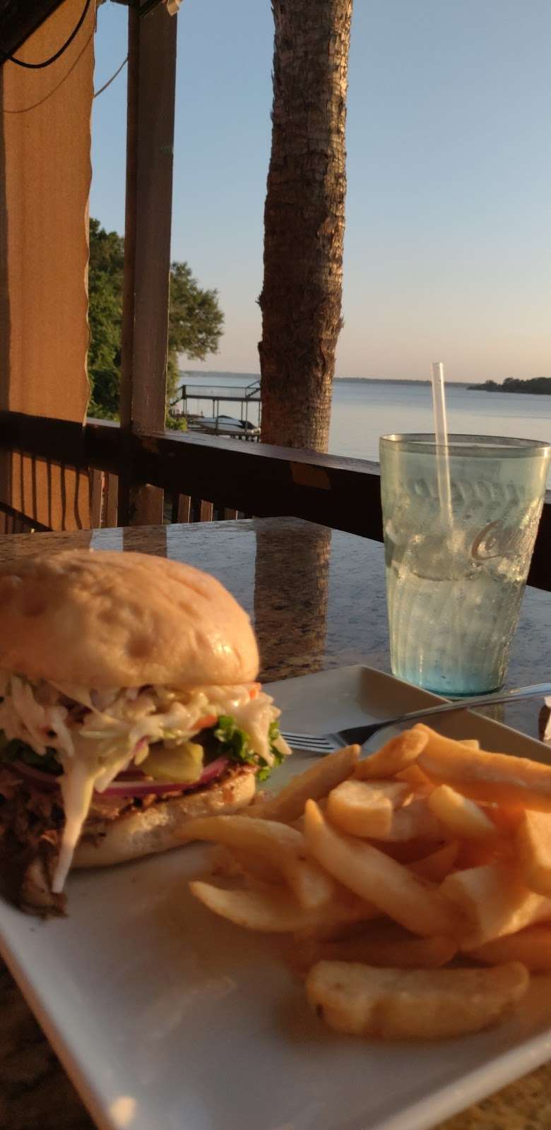 Pelicans Cove Restaurant & Bar | 12947 Lake Conroe Hills Dr B, Willis, TX 77318, USA | Phone: (936) 701-5168