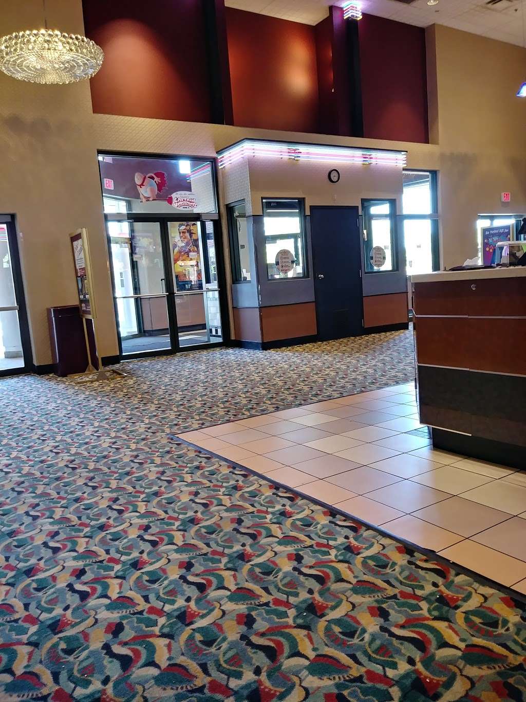 Elk Grove Theatre: Classic Cinemas | 1050 Elk Grove Town Center, Elk Grove Village, IL 60007 | Phone: (847) 228-6707