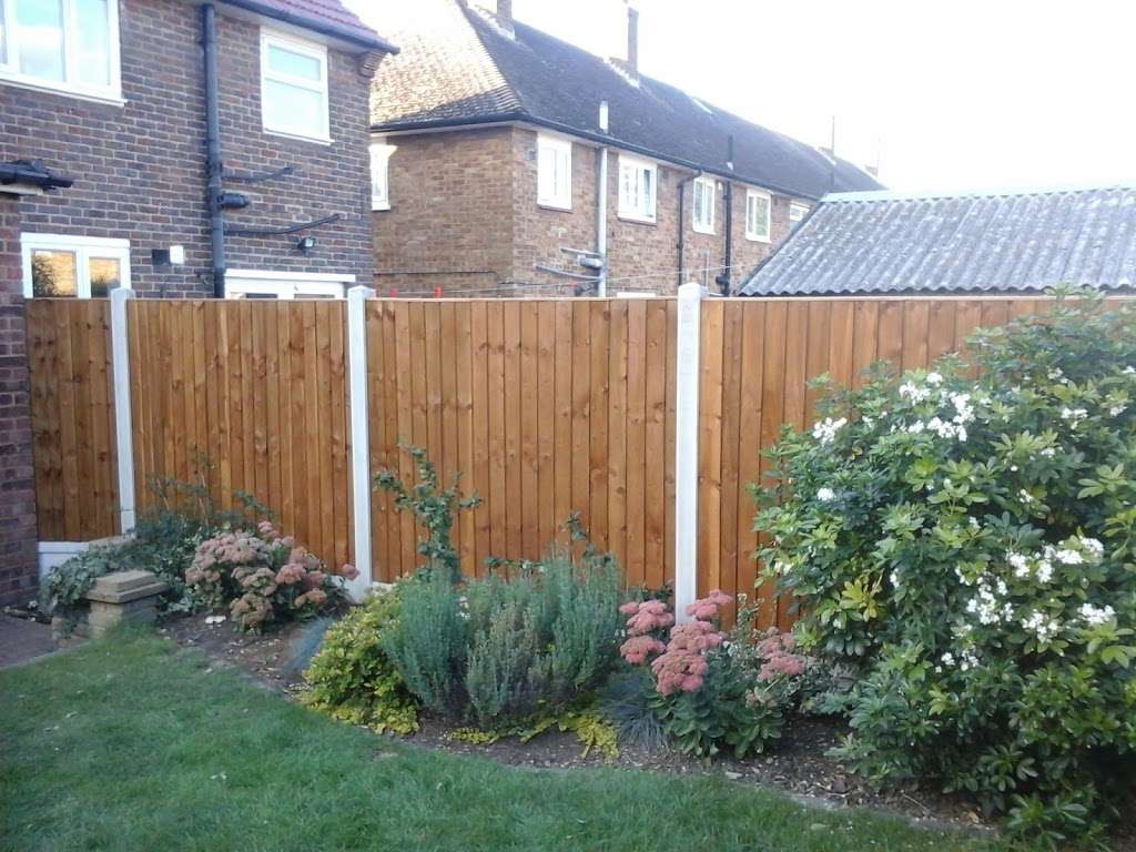 Stifford Fencing | Stifford Fencing, Stifford Hill, North Stifford, Grays RM16 5UJ, UK | Phone: 01375 386116