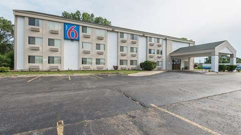 Motel 6 Lawrence KS | 1130 N 3rd St, Lawrence, KS 66044, USA | Phone: (785) 749-4040