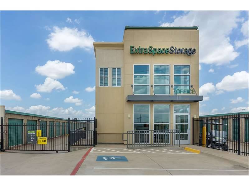 Extra Space Storage | 3813 Airport Fwy, Bedford, TX 76021, USA | Phone: (817) 358-0311