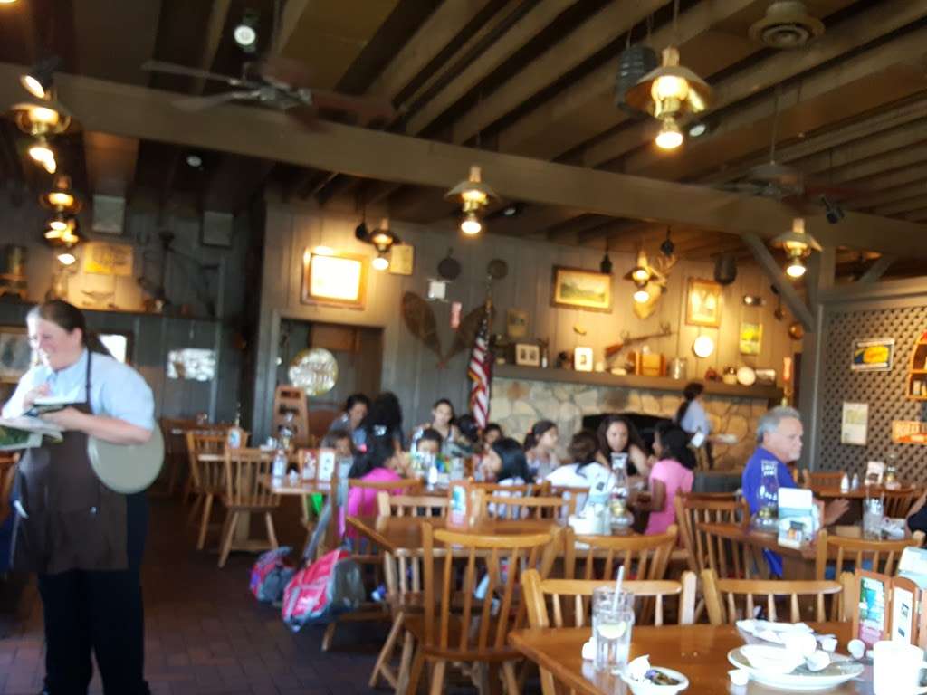 Cracker Barrel Old Country Store | 6256 Cambridge Way, Plainfield, IN 46168, USA | Phone: (317) 838-9198