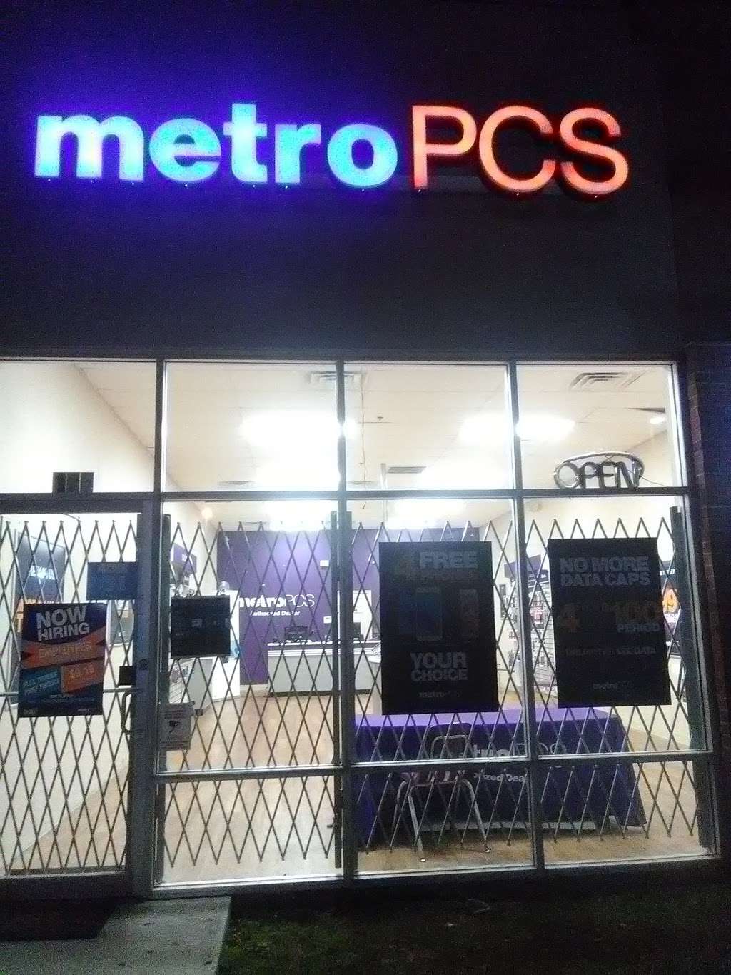 Metro by T-Mobile | 7101 E Colonial Dr, Orlando, FL 32807, USA | Phone: (407) 730-3408