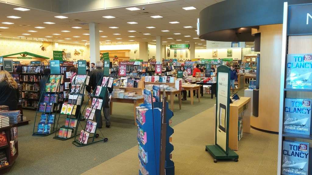 Barnes & Noble | The Derby Street Shoppes, 96 Derby St Suite 300, Hingham, MA 02043 | Phone: (781) 749-3319