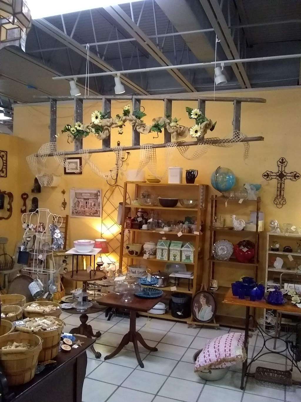 Traditions Antique Mall | 3107 FL-44, Wildwood, FL 34785, USA | Phone: (352) 748-6255