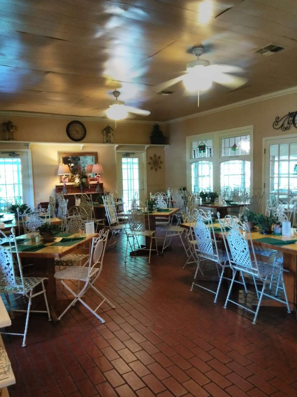 The Back Porch Restaurant | 115 Co Rd 557, Lake Alfred, FL 33850, USA | Phone: (863) 956-2227