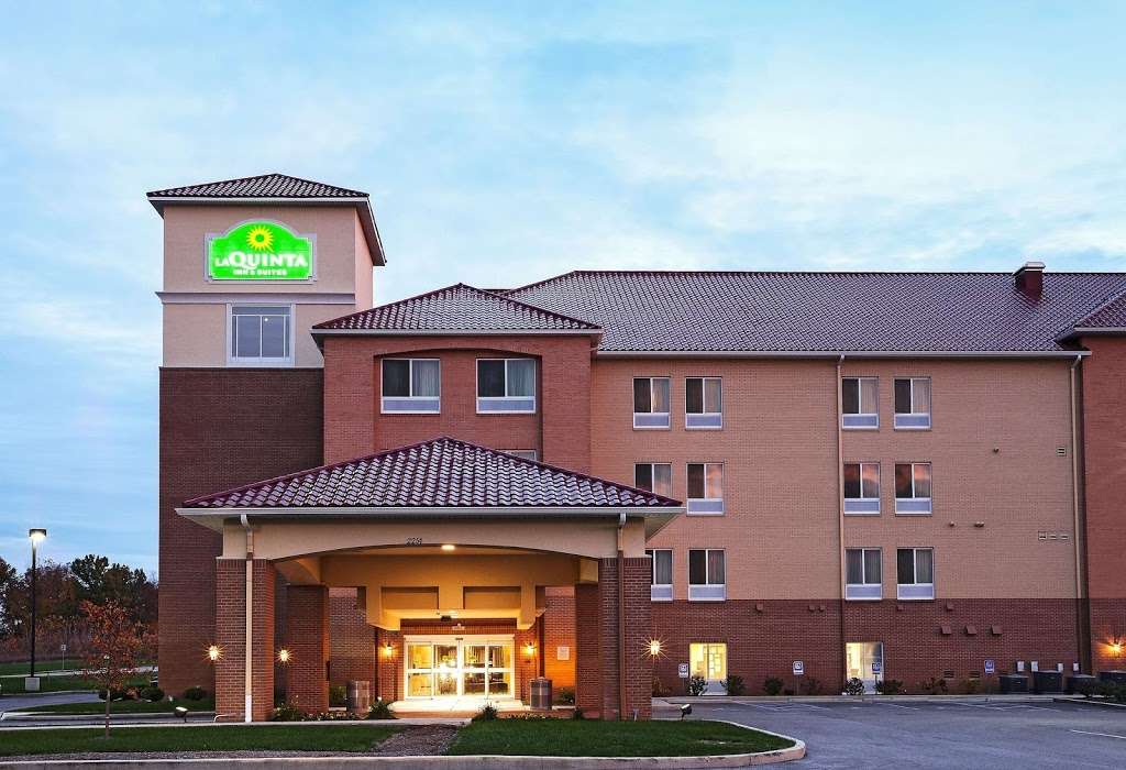 La Quinta Inn & Suites Indianapolis Airport West | 2251 Manchester Dr, Plainfield, IN 46168, USA | Phone: (317) 279-2650