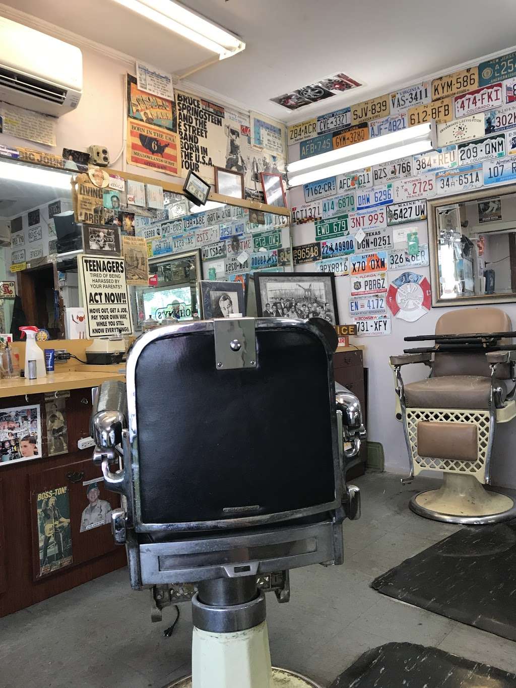 Crazy Johnnys Barber Shop | 183 Main St, Port Monmouth, NJ 07758, USA | Phone: (732) 495-2662