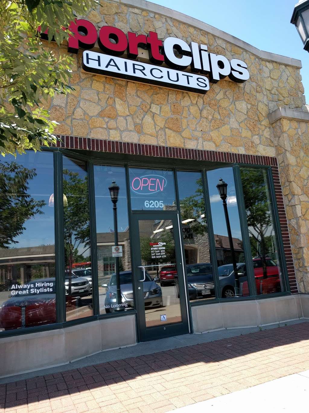 Sport Clips Haircuts of Village of Burlington Creek | 6205 NW 63rd Terrace, Kansas City, MO 64151 | Phone: (816) 587-7678