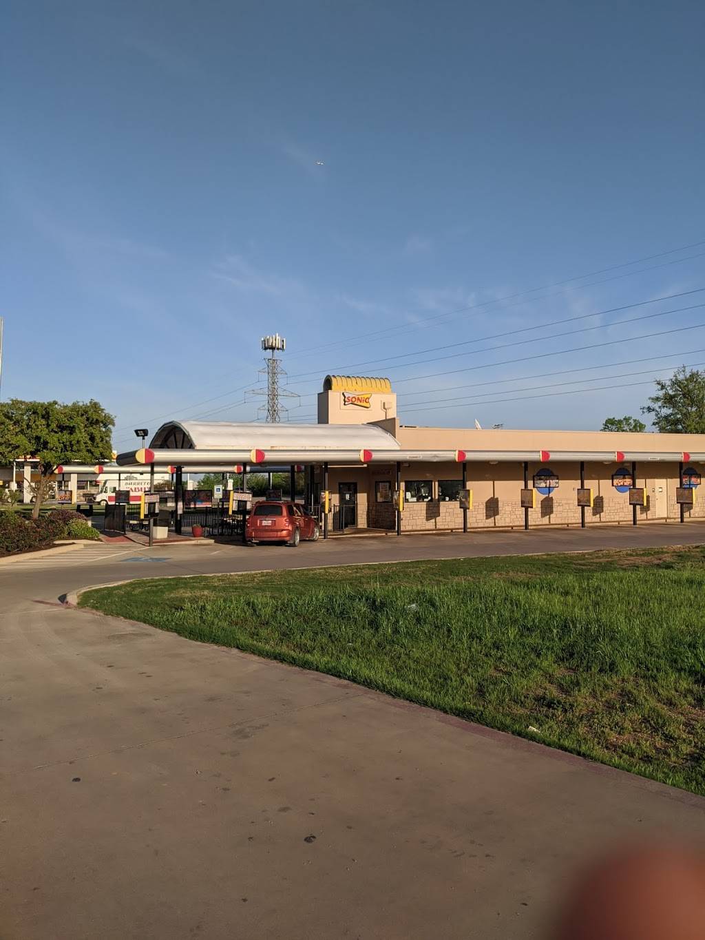 Sonic Drive-In | 1451 W Hurst Blvd, Hurst, TX 76053 | Phone: (817) 284-8331