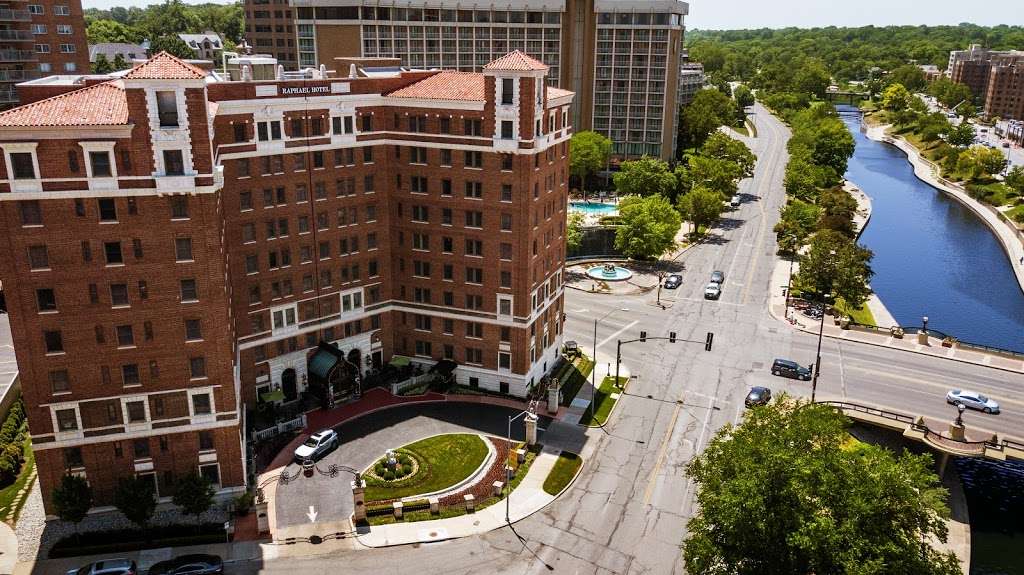 The Raphael Hotel, Autograph Collection | 325 Ward Pkwy, Kansas City, MO 64112, USA | Phone: (816) 756-3800