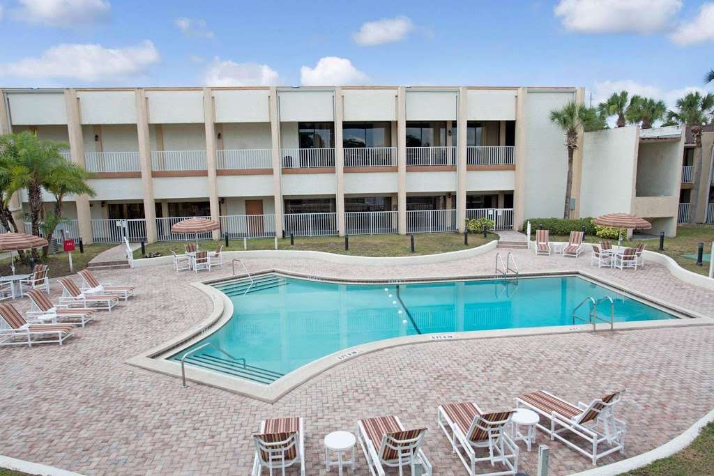 Days Inn & Suites by Wyndham Clermont | 20390 North, US-27, Clermont, FL 34715, USA | Phone: (352) 366-4194