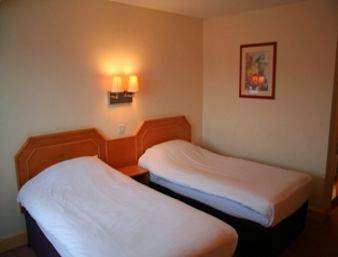 Days Inn Sevenoaks Clacket Lane | Roadchef Motorway Svc Area, Tatsfield, Westerham TN16 2ER, UK | Phone: 0844 225 0772